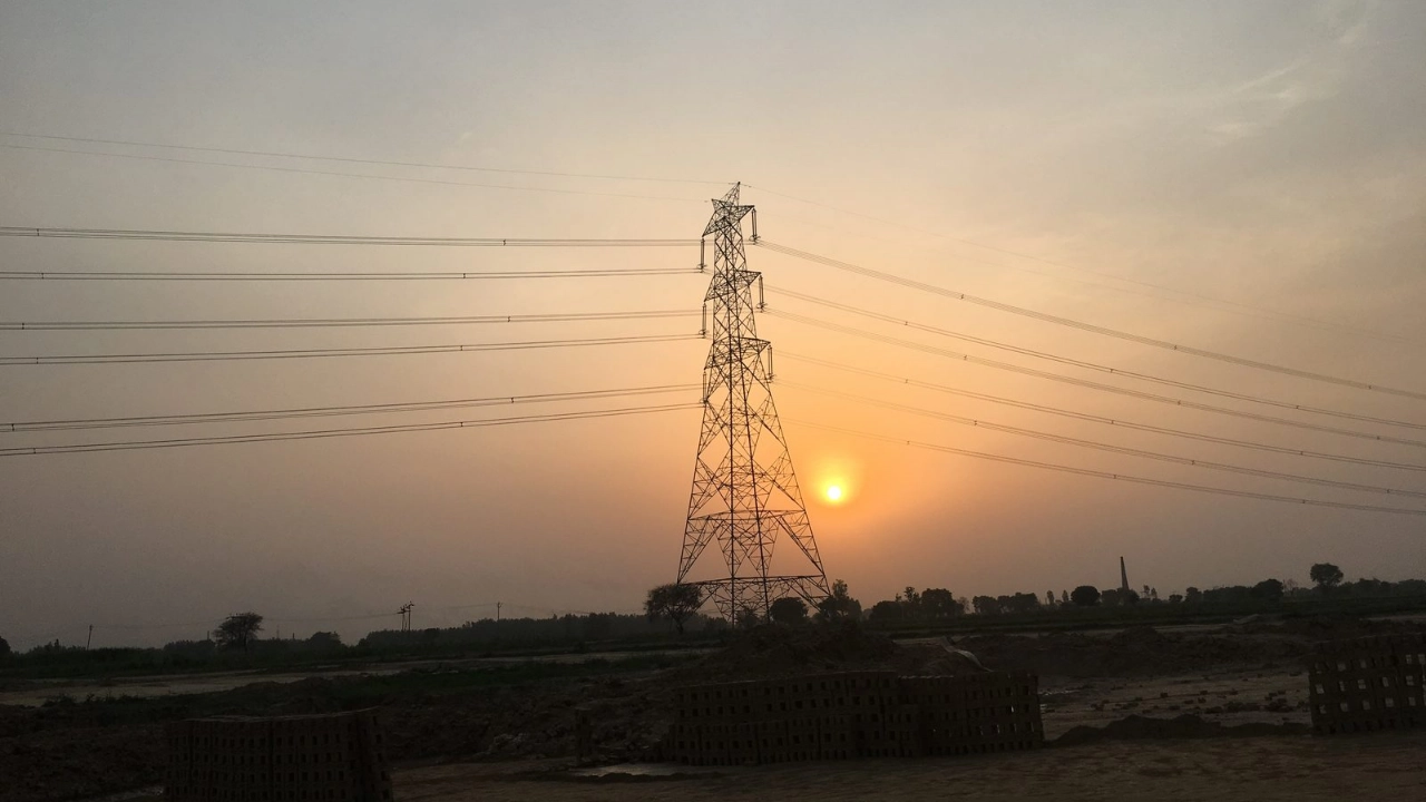 Exchange power price nearly halved in a week: what it means for your UP bill